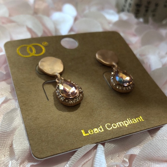 Oori Jewelry - COPY - NWT Tear Drop Rose Gold & Crystals Earrings!